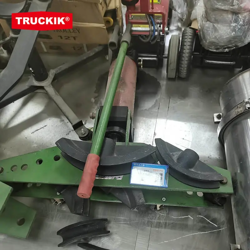Manual hydraulic pipe bender